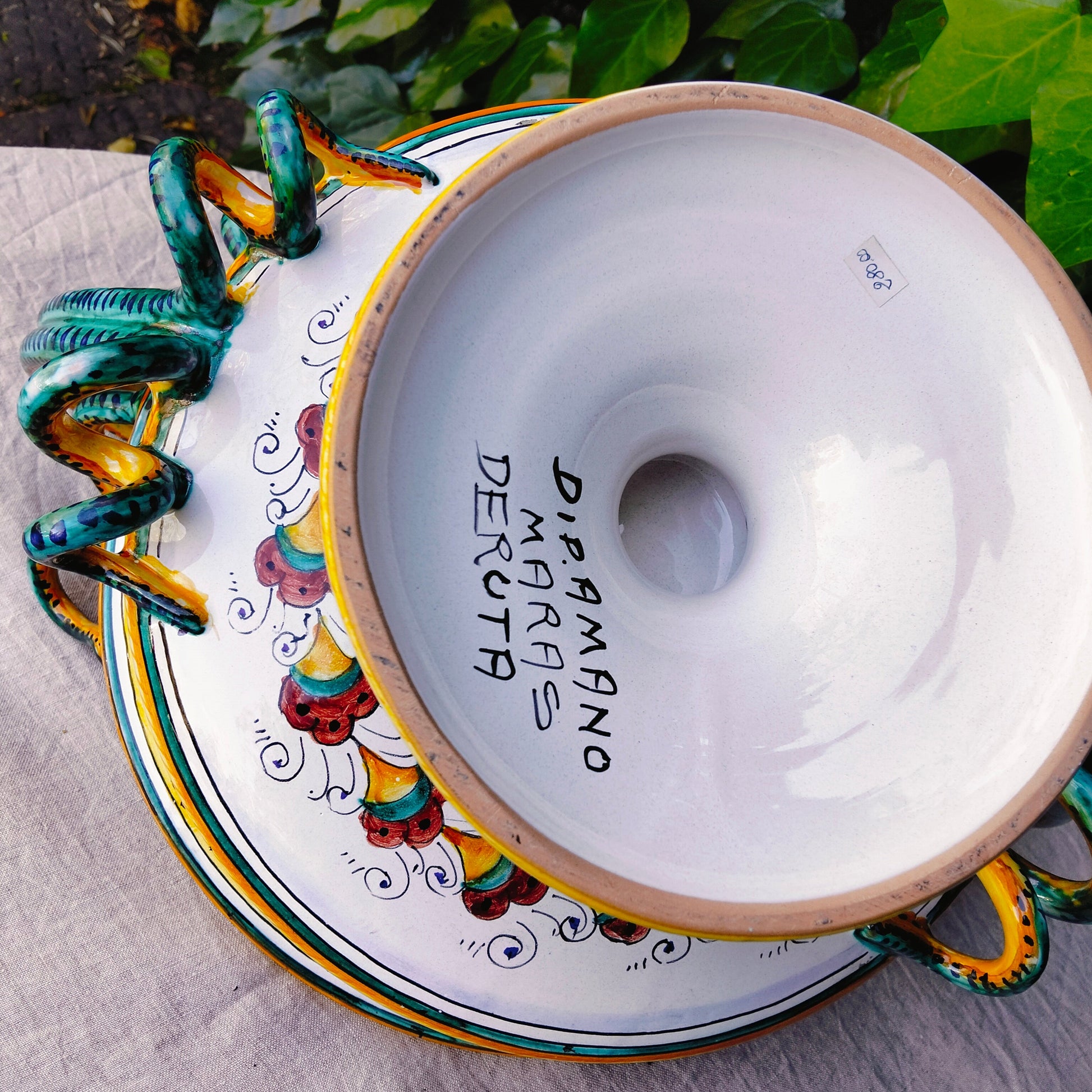 Stunning hand-painted Deruta ceramic centerpiece bowl with serpentine handles. Authentic Raffaellesco style, handmade in Italy. Ø 33 cm.