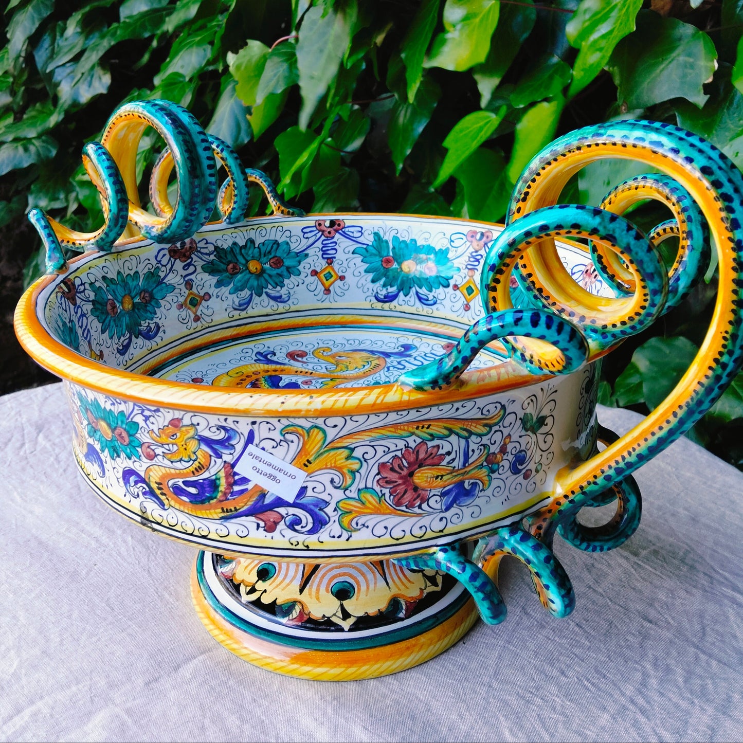 Stunning hand-painted Deruta ceramic centerpiece bowl with serpentine handles. Authentic Raffaellesco style, handmade in Italy. Ø 33 cm.