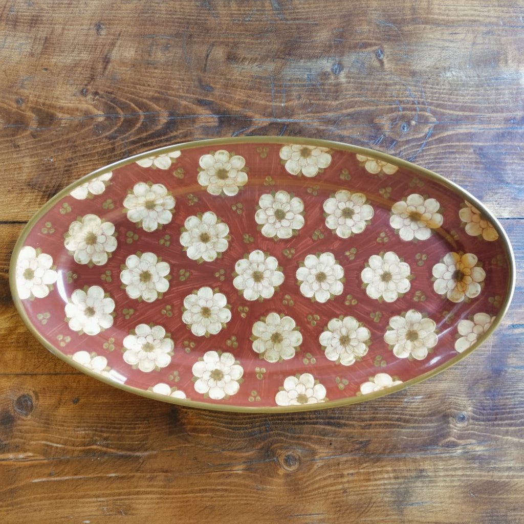 Large oval serving tray made in Deruta, Italy, in its celebrated hand-made and hand-painted majolica. 
