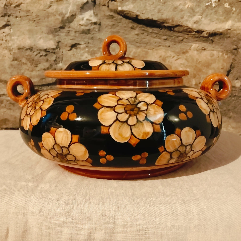 Authentic Deruta majolica tureen, hand-painted by artist Michela with the vibrant Tappeto di Margherite floral motif. 17 cm height, 29 cm diameter.
