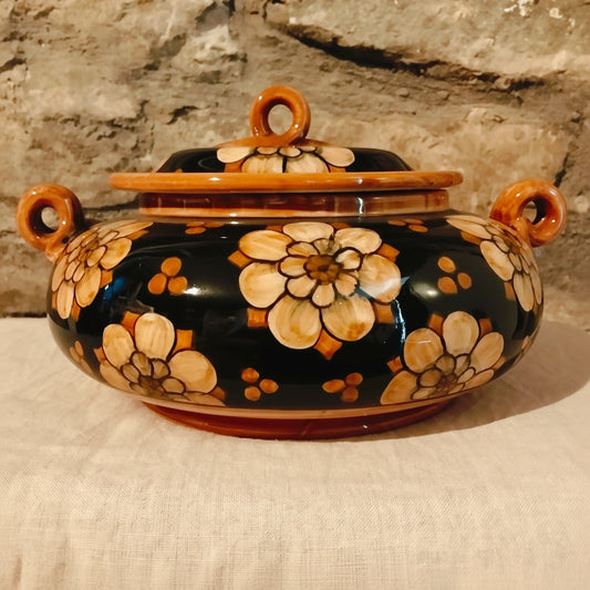Authentic Deruta majolica tureen, hand-painted by artist Michela with the vibrant Tappeto di Margherite floral motif. 17 cm height, 29 cm diameter.